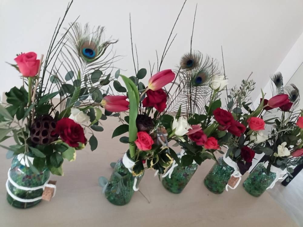 pots-roses-plumes-paon
